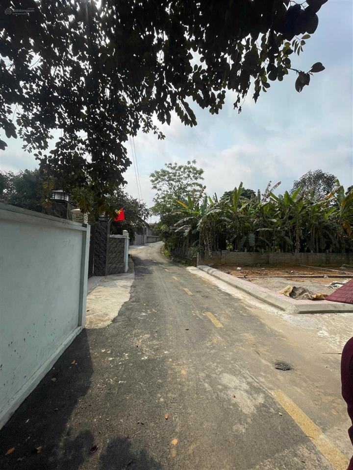 Hàng f0 mới ra lò, chỉ một trong số ít 9 lô, mặt đường chính ô tô chạy vèo vèo, cạnh dãy nhà trọ