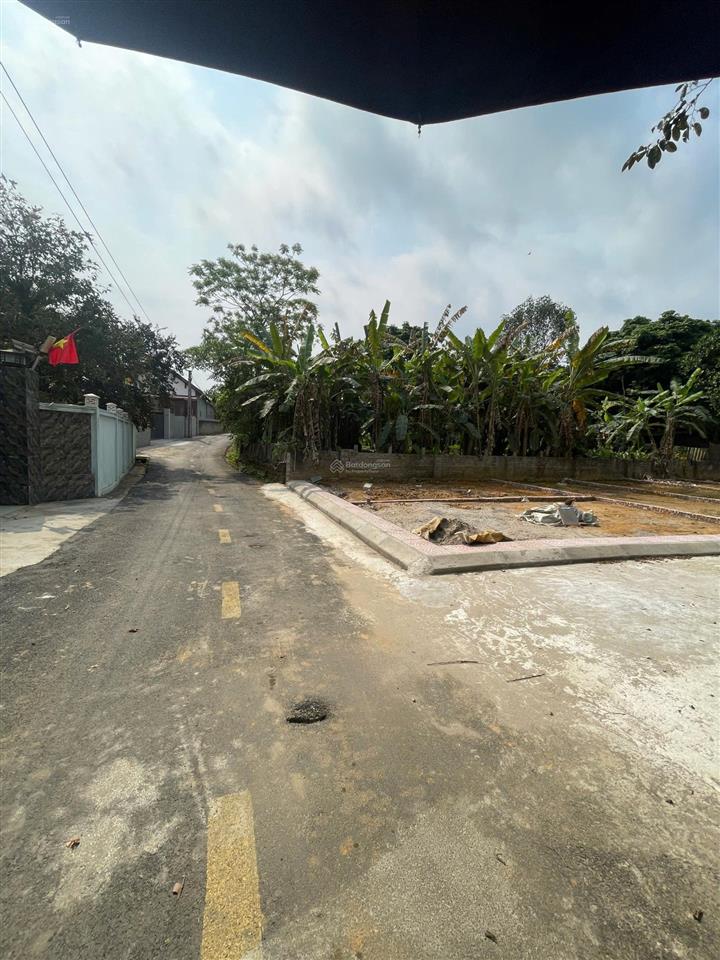 Hàng f0 mới ra lò, chỉ một trong số ít 9 lô, mặt đường chính ô tô chạy vèo vèo, cạnh dãy nhà trọ