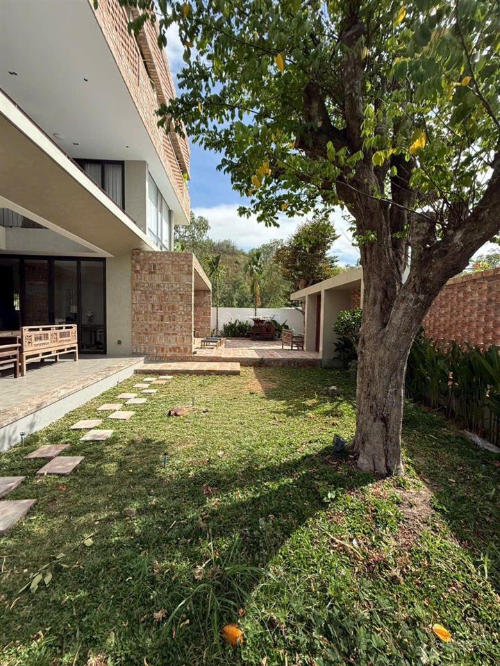 Cho thuê biệt thự, căn góc, đối diện công viên  ven sông tắc nha trang