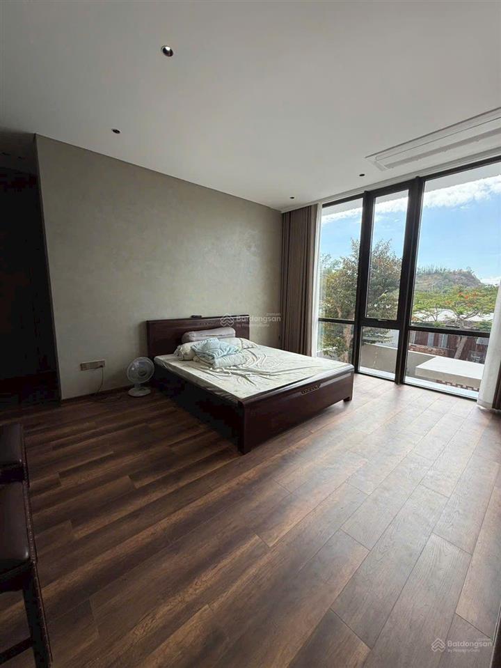 Cho thuê biệt thự, căn góc, đối diện công viên  ven sông tắc nha trang