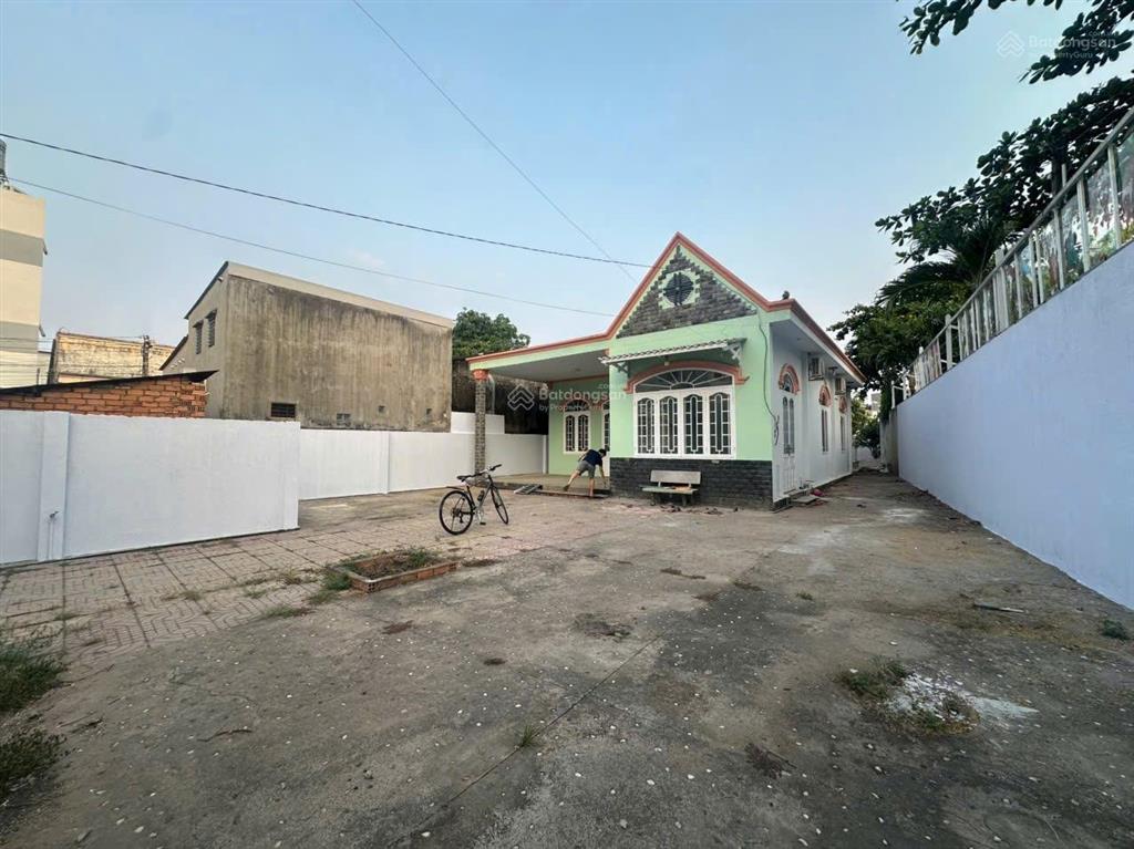 Nhà vườn 650m2 12 triệu/tháng trung tâm, không gian rộng rãi, yên tĩnh phù hợp ở, văn phòng công ty