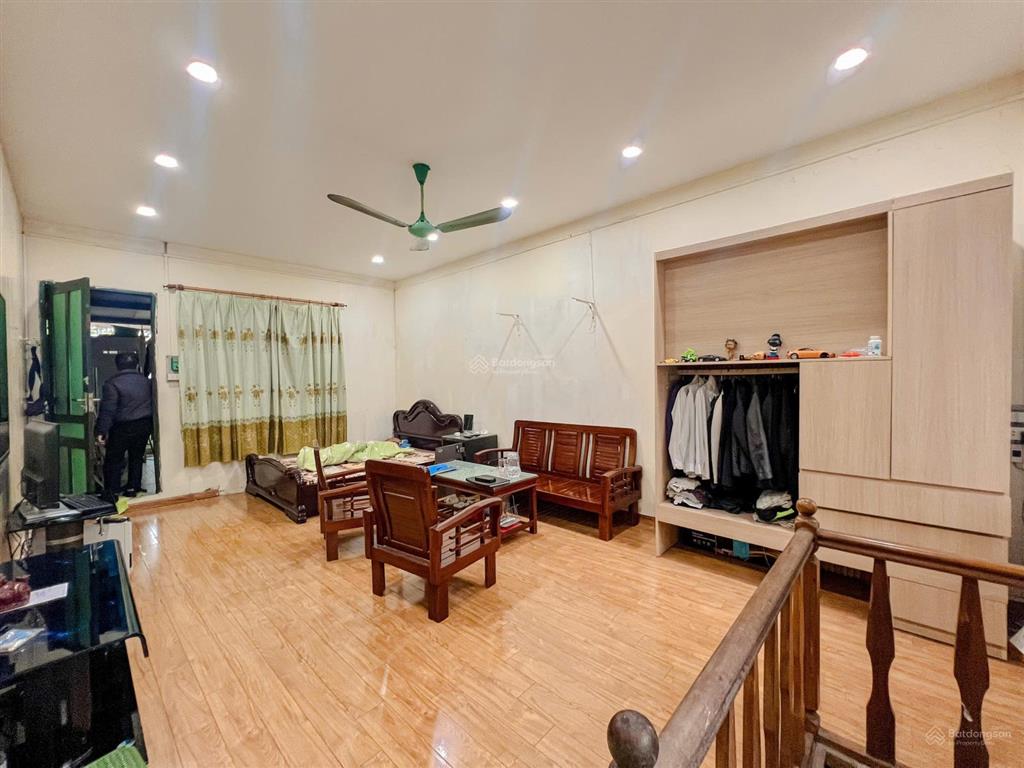 Chính chủ bán nhà mặt phố cửa nam, tầng 2 và tầng 3 giá tốt