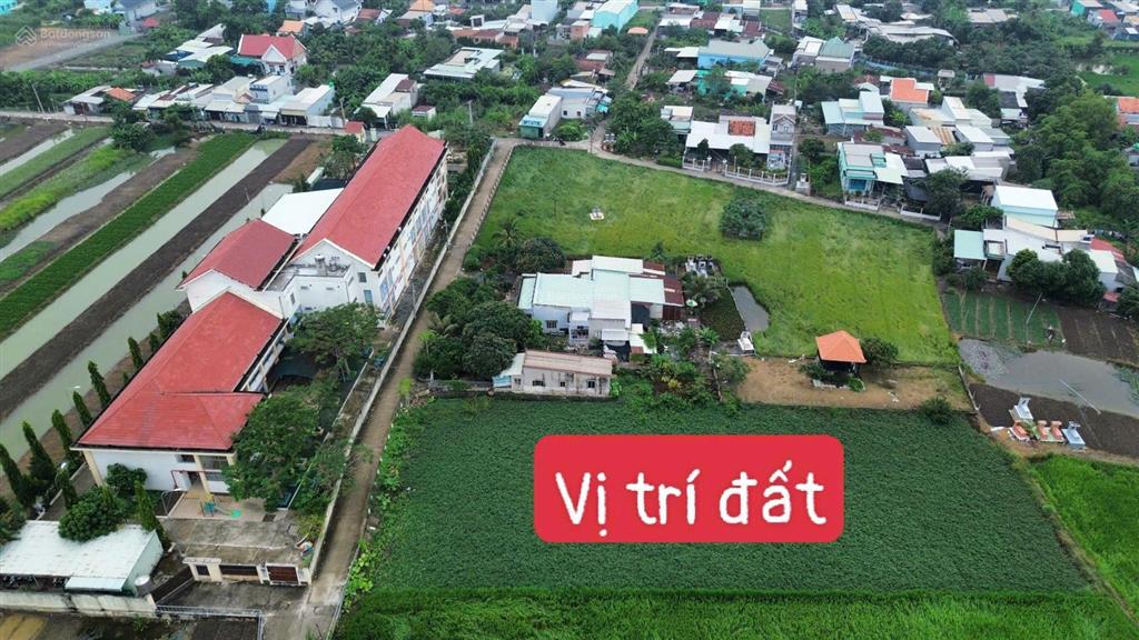 Bán 2545m2 đất lúa , dt ( 32 x 80), đường đan, đối diện trường mầm non, giá 3,8tr/m2 còn tl