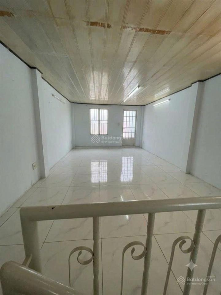 Gia đình cần bán nhà 37/27 ngô tất tố, bình thạnh cũ gần chợ thị nghè.