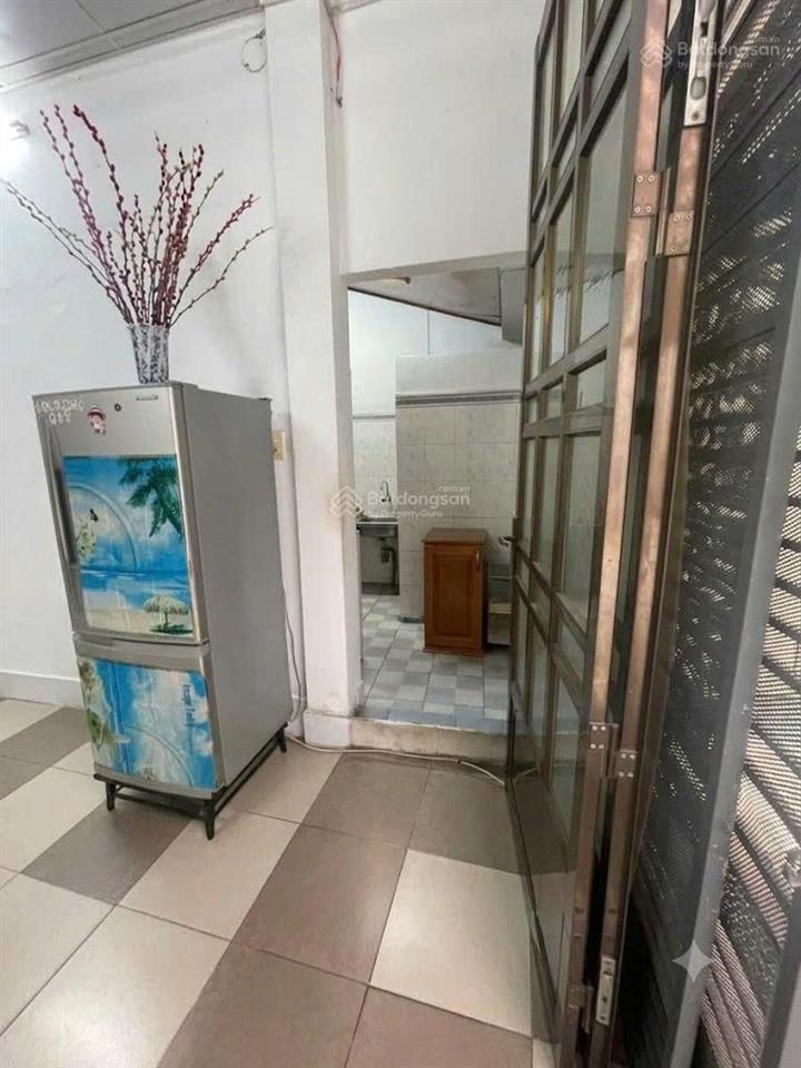 Gia đình cần bán nhà 37/27 ngô tất tố, bình thạnh cũ gần chợ thị nghè.