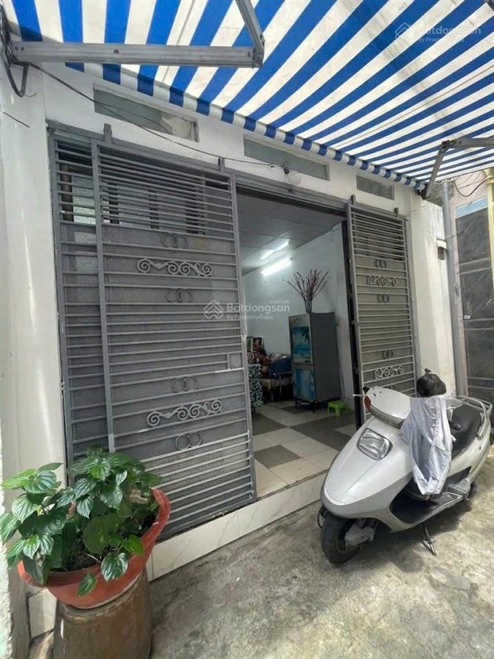Gia đình cần bán nhà 37/27 ngô tất tố, bình thạnh cũ gần chợ thị nghè.