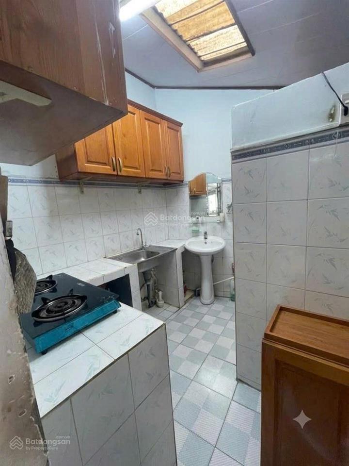 Gia đình cần bán nhà 37/27 ngô tất tố, bình thạnh cũ gần chợ thị nghè.
