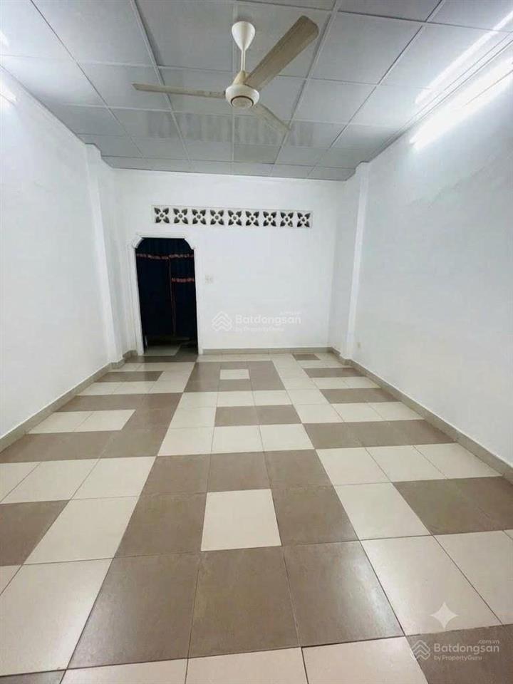 Gia đình cần bán nhà 37/27 ngô tất tố, bình thạnh cũ gần chợ thị nghè.