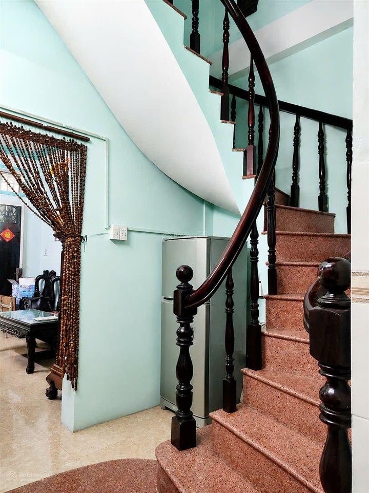 Nhà chính chủ 20 năm chưa qua đầu tư  lô góc, nở hậu  cách mặt tiền 20m
