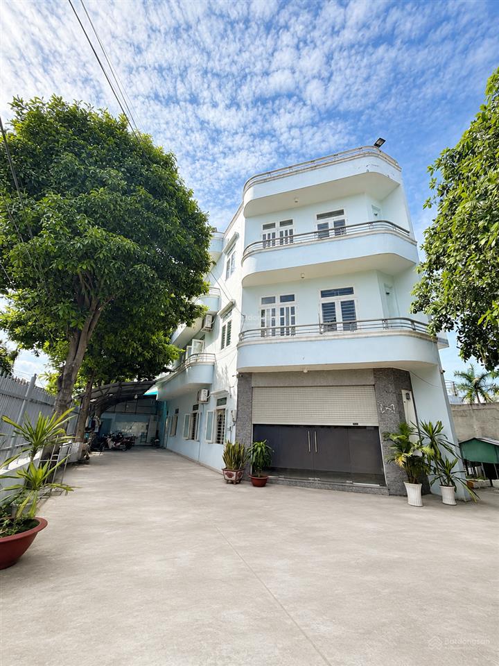 Mình cần bán nhà 1 trệt 2 lầu xây kiên cố đã hoàn công. đường thông bàn cờ, hè thoáng