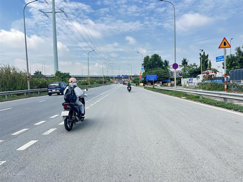 Bán 7462,9m2 đất cln ngang mt 80m mt đường võ chí công giá 30tr/m2