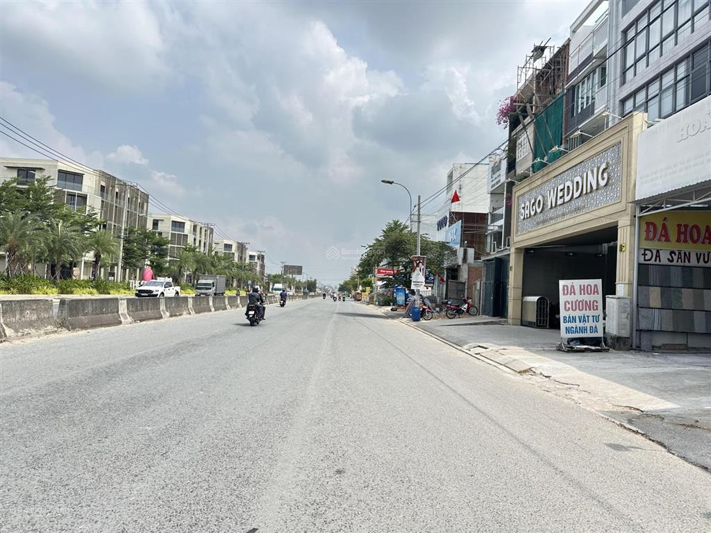 Mặt tiền đỗ xuân hợp dt 250m2 (10x25) giá 300tr/m2 đối diện shophouse global