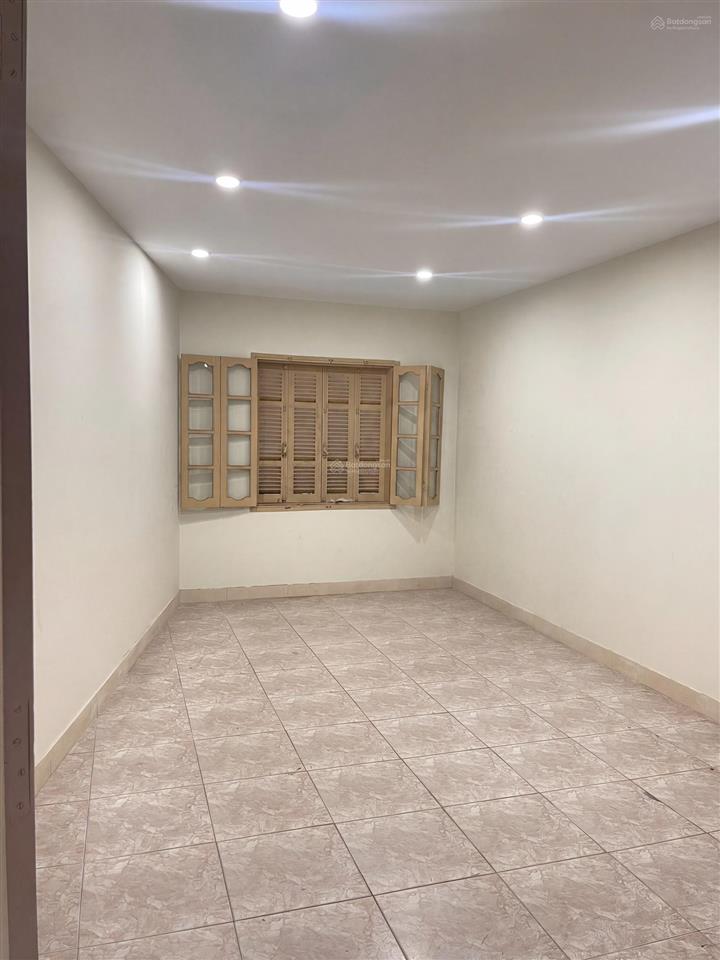 Chính chủ cho thuê nhà mặt phố văn miếu. 130 m2 x 3 tầng. mt 6m. 90 triệu/tháng