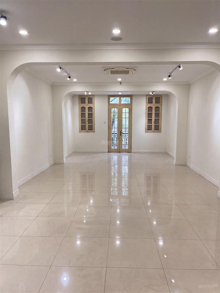 Chính chủ cho thuê nhà mặt phố văn miếu. 130 m2 x 3 tầng. mt 6m. 90 triệu/tháng