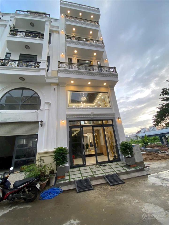 Đất đường hoàng quốc việt 5x12.2=61m2 giá 8.3 tỷ, sổ riêng