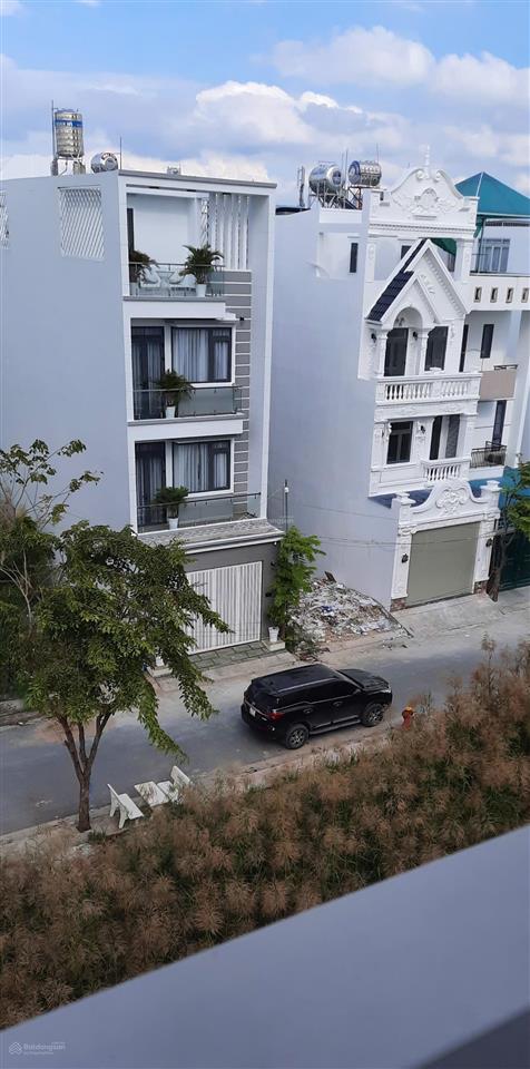 Bề đẹp 5.5 x 18 = 99m2 giá 5.7 tỷ, đất sổ riêng đường huỳnh tấn phát