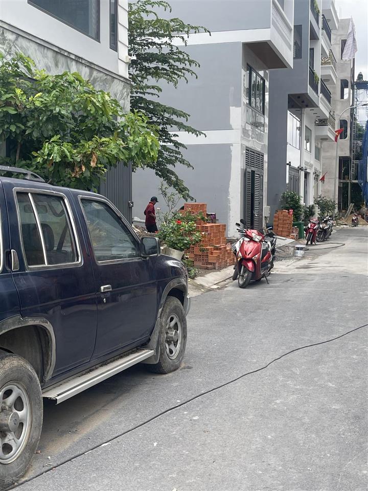 Đất đường hoàng quốc việt, 5x12.2=61m2 giá 7.4 tỷ, sổ riêng, đường nhựa 8m