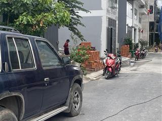 Đất đường hoàng quốc việt, 5x12.2=61m2 giá 7.4 tỷ, sổ riêng, đường nhựa 8m