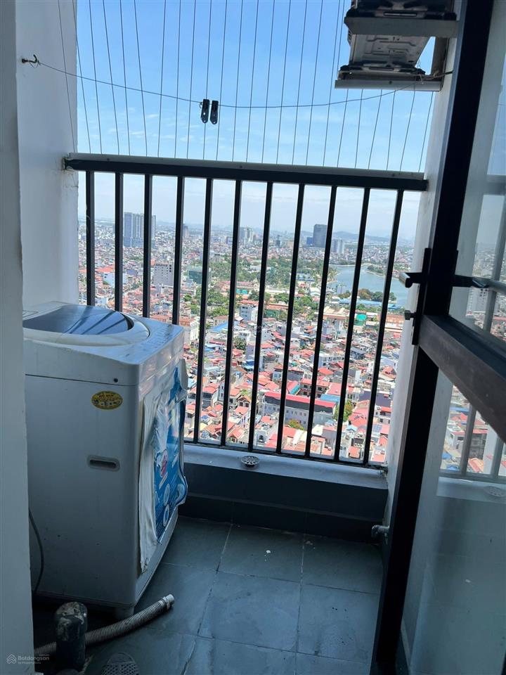 Cho thuê căn chung cư hh lạch tray toà hh1
dt 62m 2n 2vs full đồ 2
2 điều hòa .2 bình nóng lạnh.