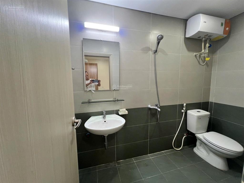 Cho thuê căn chung cư hh lạch tray toà hh1
dt 62m 2n 2vs full đồ 2
2 điều hòa .2 bình nóng lạnh.