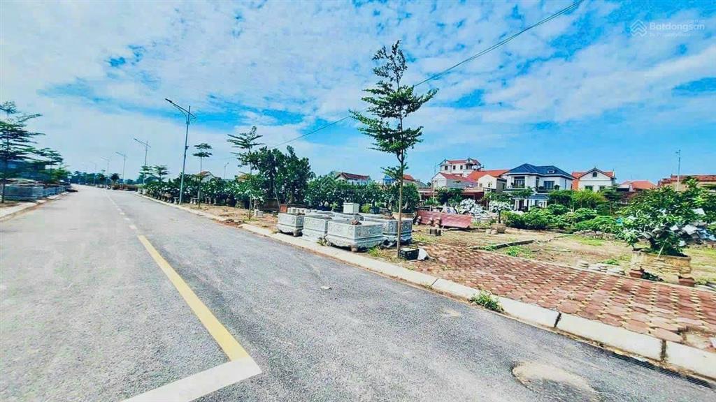 Bán đất đấu giá lô góc 2 mặt tiền công luận 2  thị trấn văn giang, 220m2, view vườn hoa