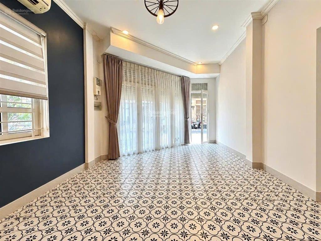 Cho thuê căn góc 2mt đường hoa lan, quận phú nhuận