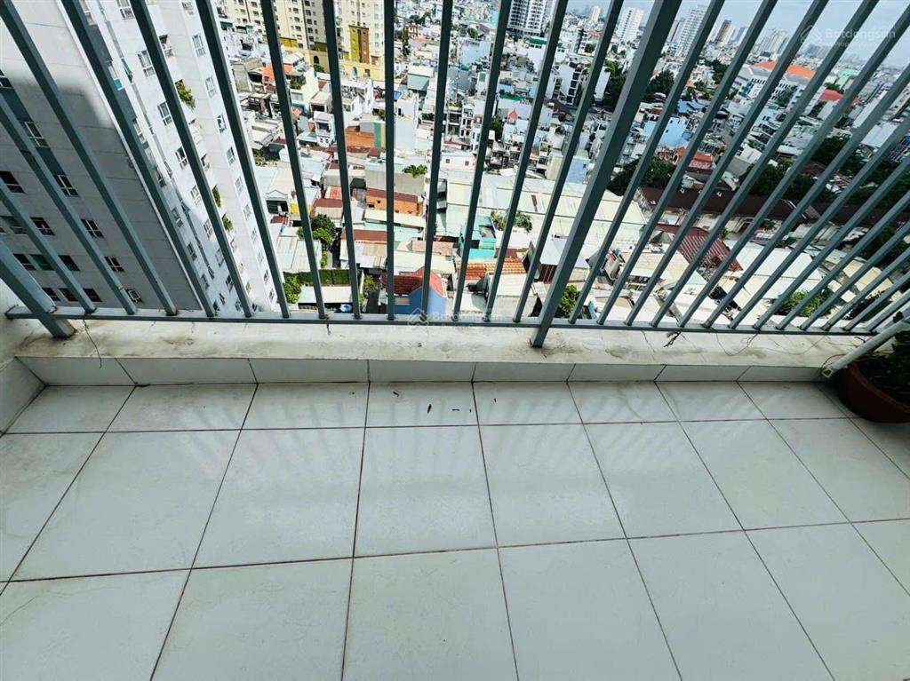 Cần bán chung cư oriental plaza có sổ sẵn, 2 phòng ngủ quận tân phú đường âu cơ