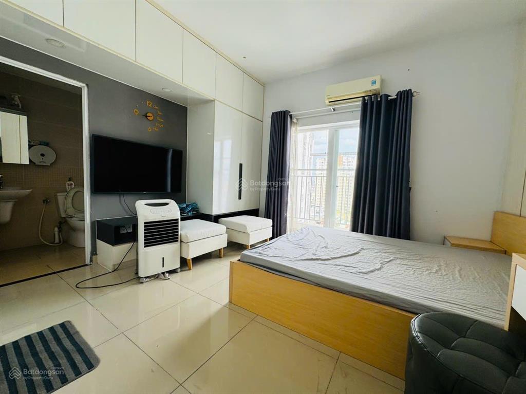Cần bán chung cư oriental plaza có sổ sẵn, 2 phòng ngủ quận tân phú đường âu cơ