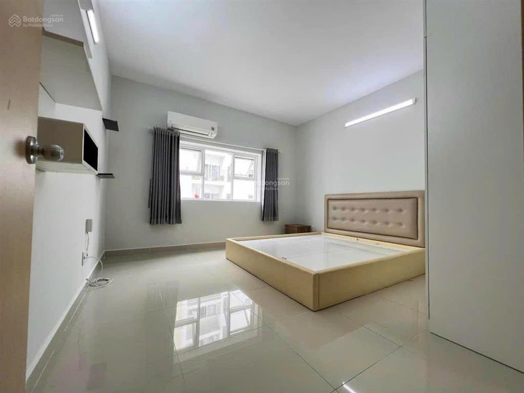Chung cư oriental plaza đường âu cơ 78m2 cần bán gấp, 2 phòng ngủ