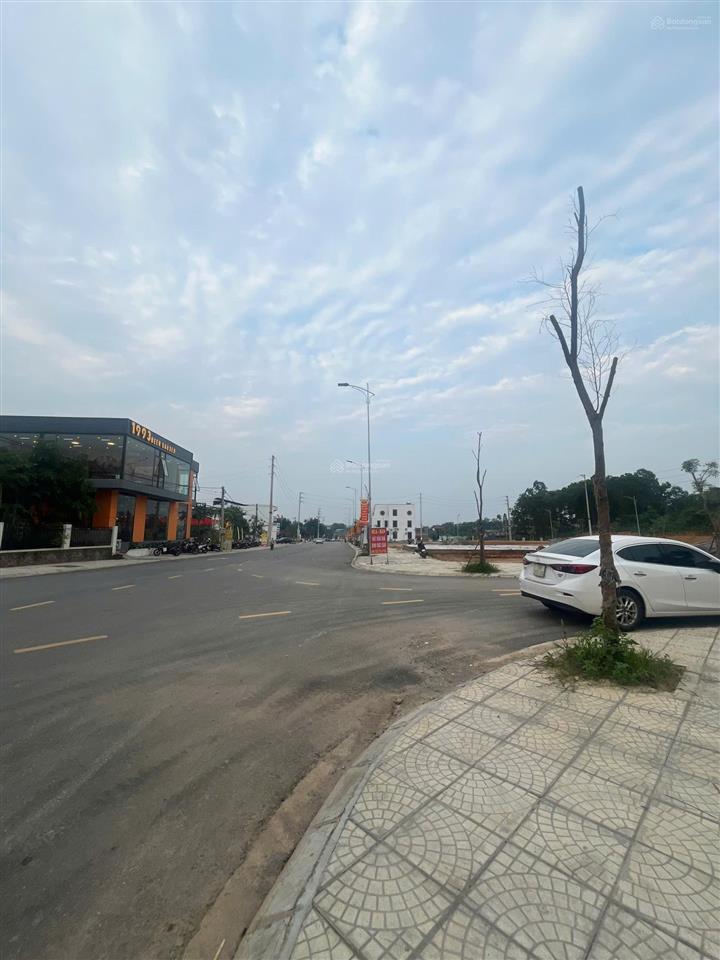 Bán băng 1 đất đấu giá vực câu dt 90m2 trục kinh doanh buôn bán giá chỉ 3,x tỷ