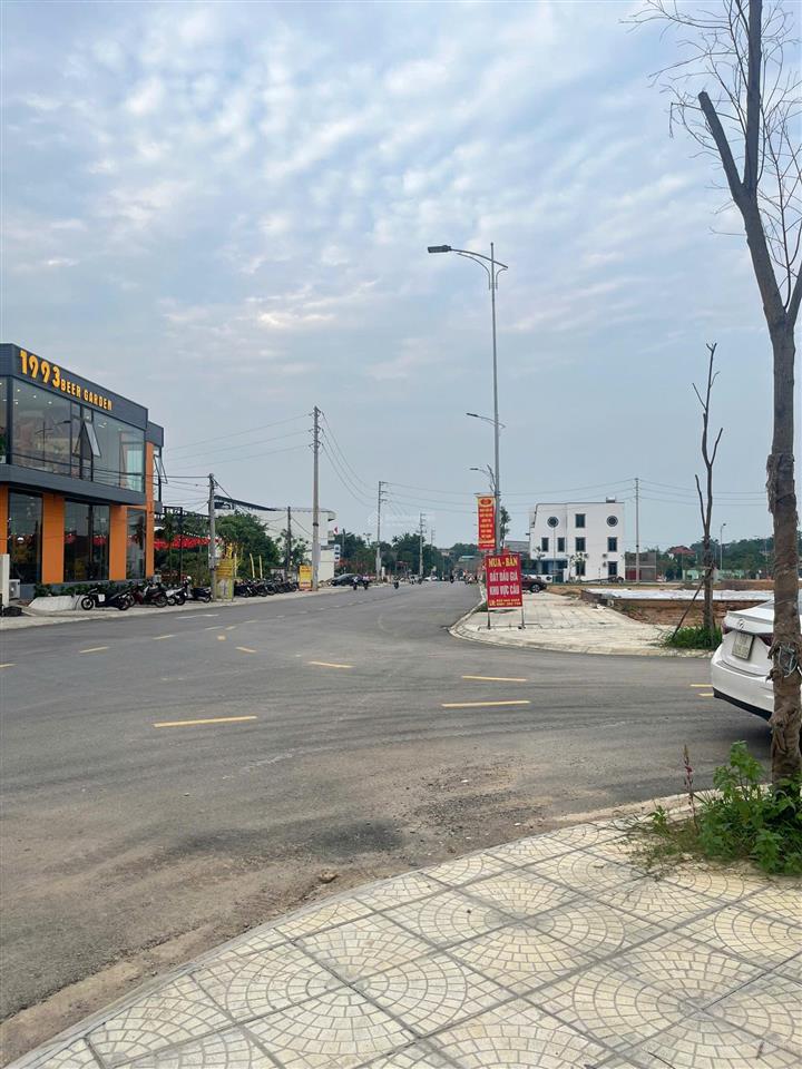 Bán băng 1 đất đấu giá vực câu dt 90m2 trục kinh doanh buôn bán giá chỉ 3,x tỷ