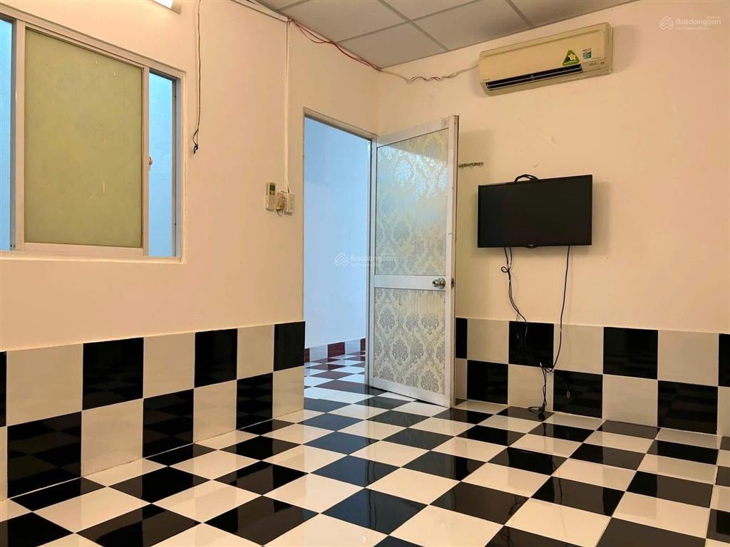 Cho thuê nhà cấp 4 nguyên căn đầu hẻm ô tô 143 nguyễn du, gò vấp
