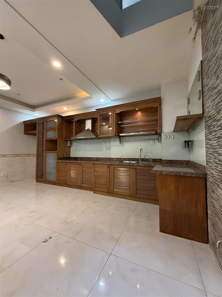 Nhà mt bàu cát 9 tân bình, 4x16m, 5 tầng, giá 20.5tr/tháng