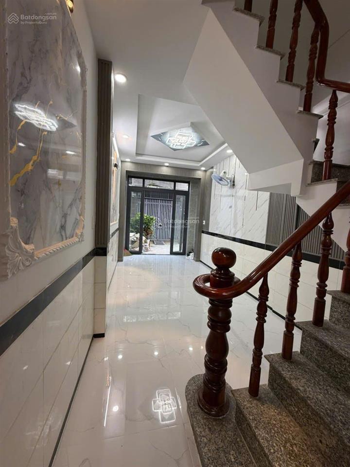 Shr mặt đường nhựa ở ht13 ngay chợ hiệp thành, 2 lầu 4 phòng giá 2.780tr bán gấp
