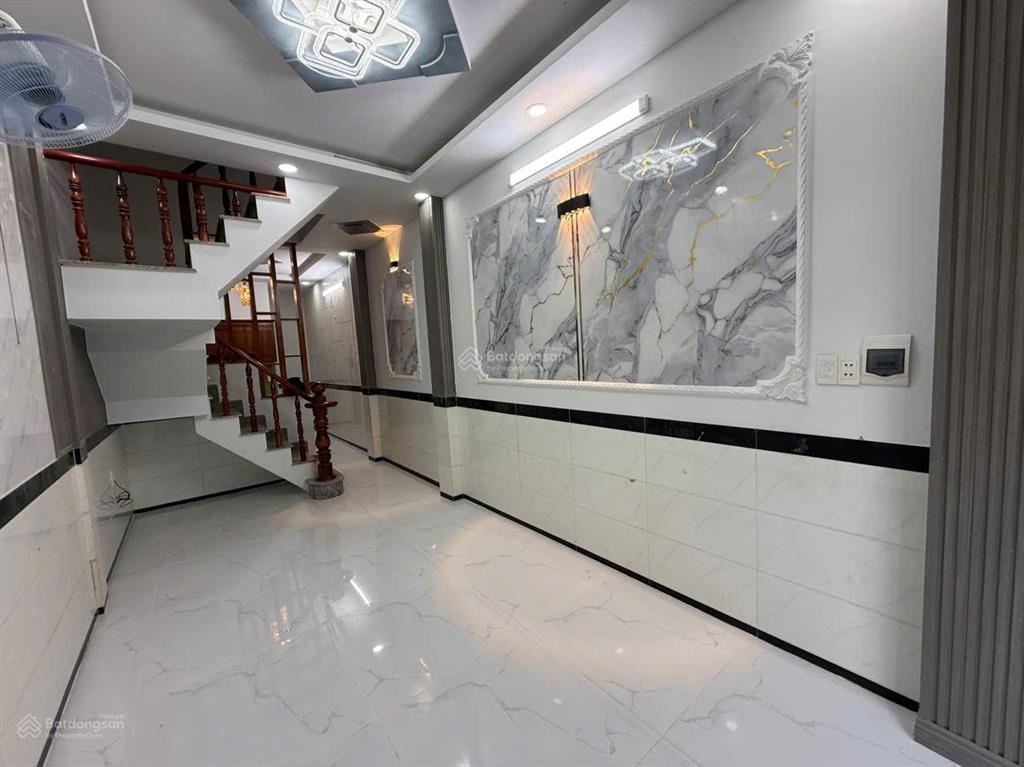 Shr mặt đường nhựa ở ht13 ngay chợ hiệp thành, 2 lầu 4 phòng giá 2.780tr bán gấp