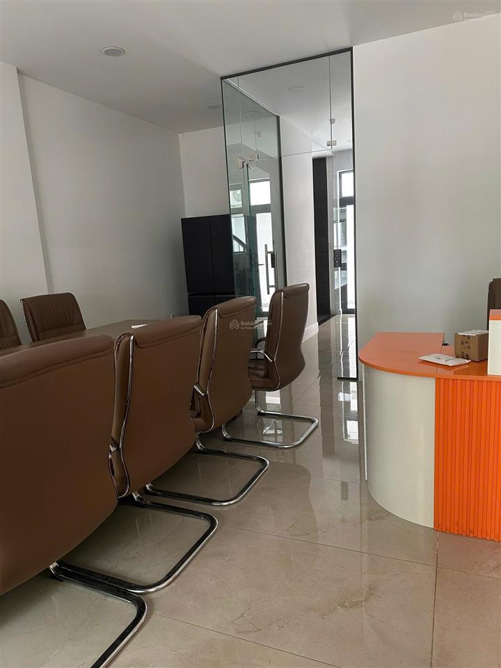 Chính chủ cho thuê nhà phố trong khu đô thị vạn phúc . đã set up sẵn làm văn phòng