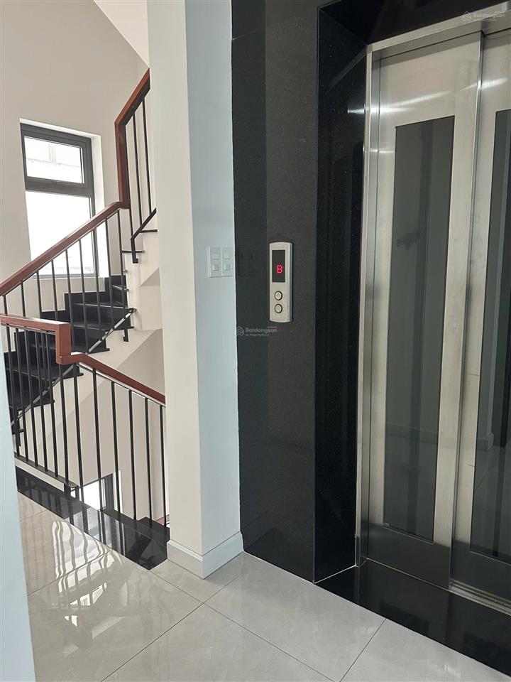 Chính chủ cho thuê nhà phố trong khu đô thị vạn phúc . đã set up sẵn làm văn phòng