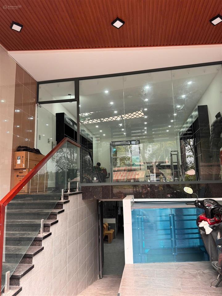Cho thuê mặt bằng đối diện đại học văn lang cơ sở 3.
lối đi riêng. 5x15. được phép ở lại kinh doanh