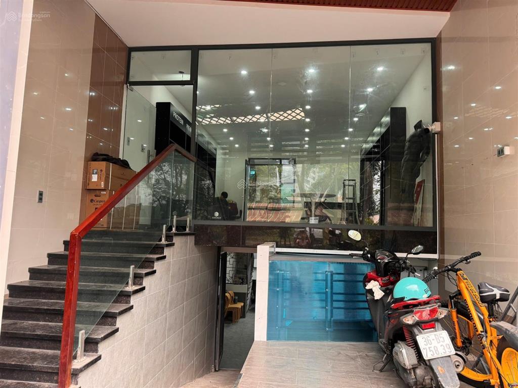 Cho thuê mặt bằng đối diện đại học văn lang cơ sở 3.
lối đi riêng. 5x15. được phép ở lại kinh doanh