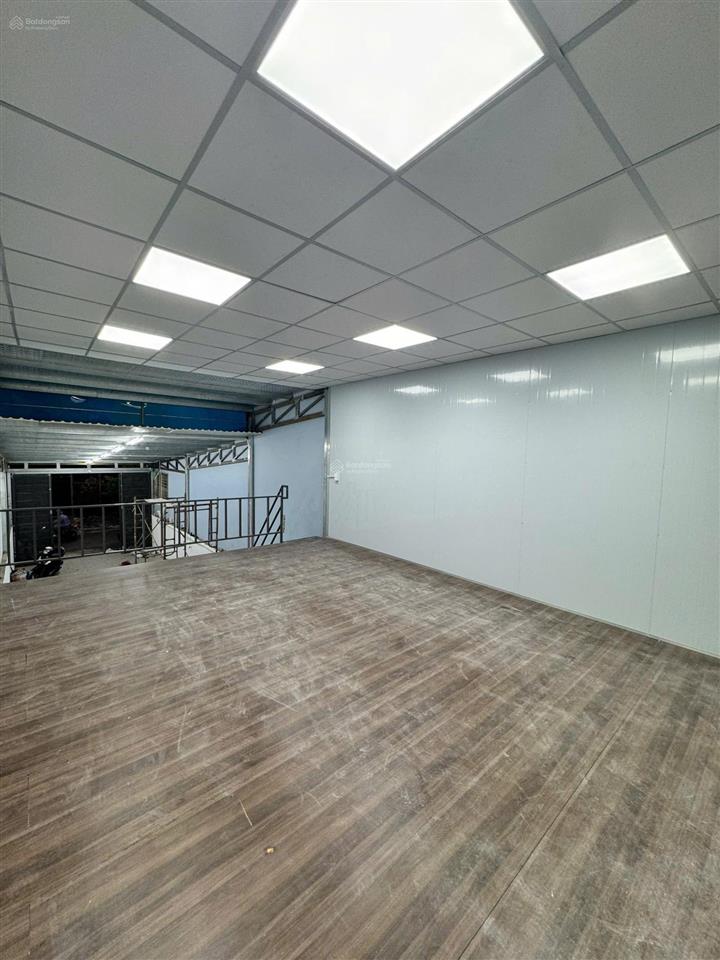 Cho thuê nhà kho nguyên căn trống suốt, 1 gác lửng. 8 x 14 đường nội bộ 8m không cấm tải.
phù hợp