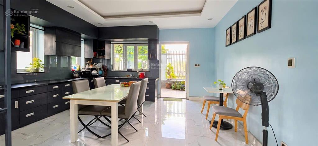 Cho thuê nhà biệt thự, view sông. giá 50 triệu/tháng. 1 dt tầng trệt là 237m2. được có thêm khúc
