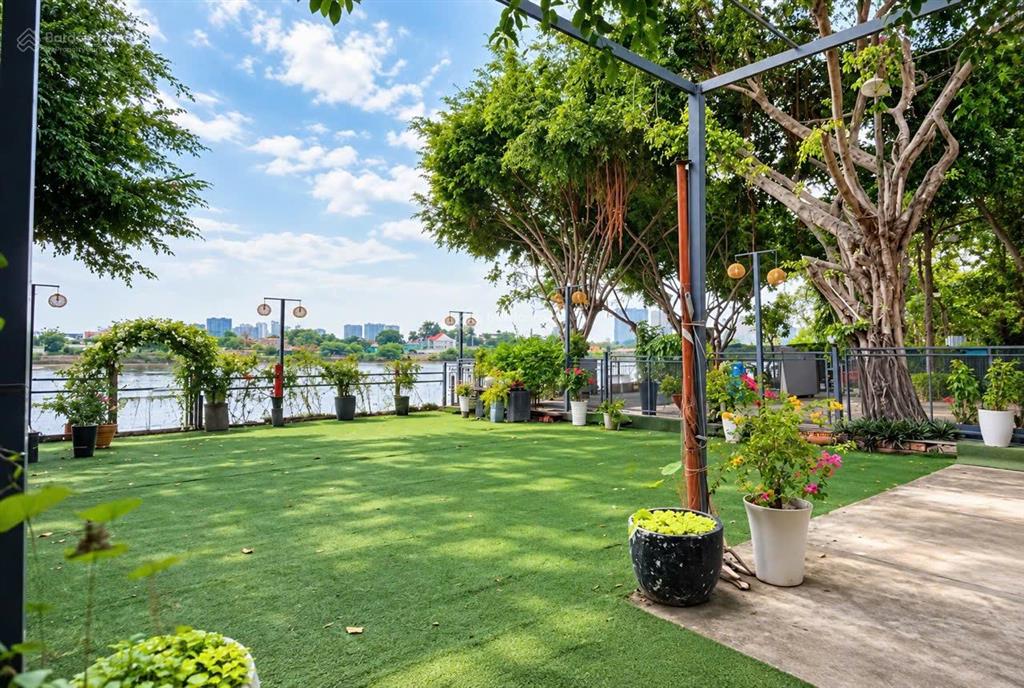 Cho thuê nhà biệt thự, view sông. giá 50 triệu/tháng. 1 dt tầng trệt là 237m2. được có thêm khúc