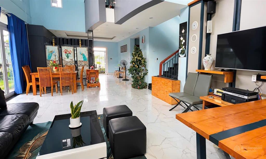 Cho thuê nhà biệt thự, view sông. giá 50 triệu/tháng. 1 dt tầng trệt là 237m2. được có thêm khúc