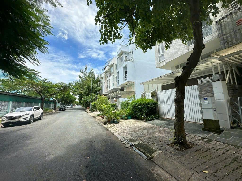 Cho thuê nhà phố kdc phú mỹ q7, thiết kế văn phòng, dts gần 400m2, giá chỉ 35tr/th.  0932 334 ***
