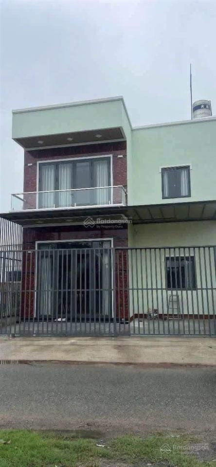 Nhà mới xây dựng hoàn công đầy đủ. kế bên ql22. shr 2 tỷ