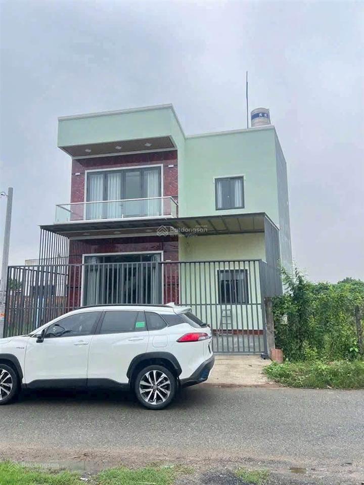 Nhà mới xây dựng hoàn công đầy đủ. kế bên ql22. shr 2 tỷ