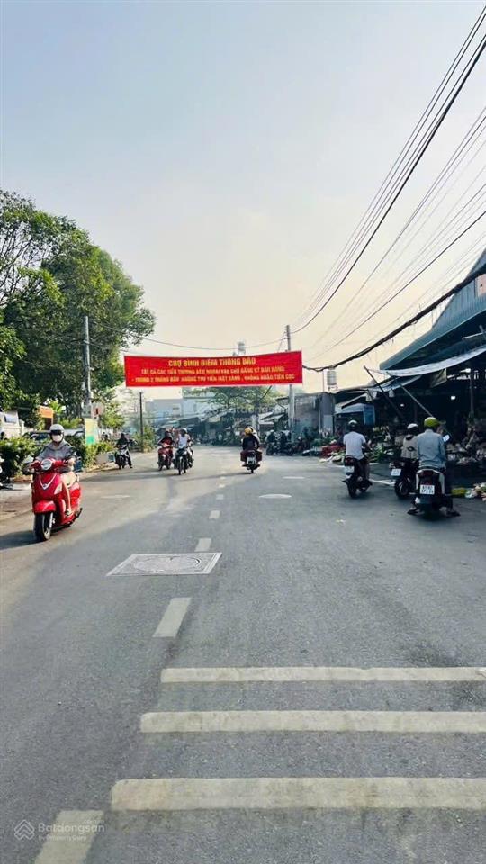 Chỉ 2,55 tỷ bán đất đối diện cổng chợ phú hoà. cách chợ đúng 20m. bước mấy bước chân là ra đến chợ.