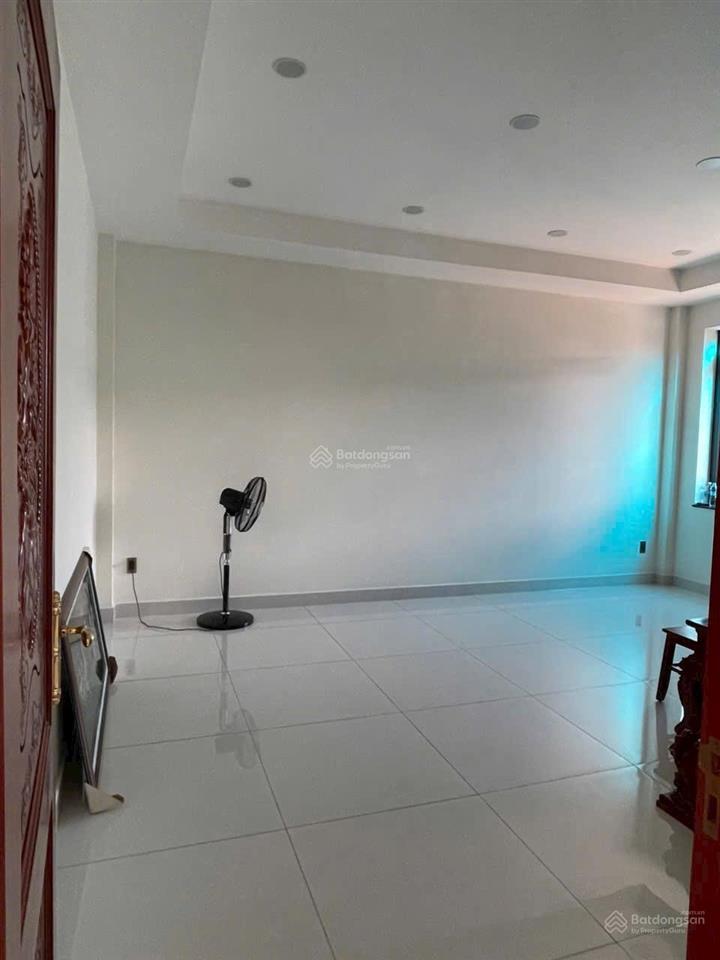 Nhà mt đx042 phú mỹ (phường bình dương  hcm).
nhà 1 trệt 2 lầu pk, 4pn, bếp, sân oto