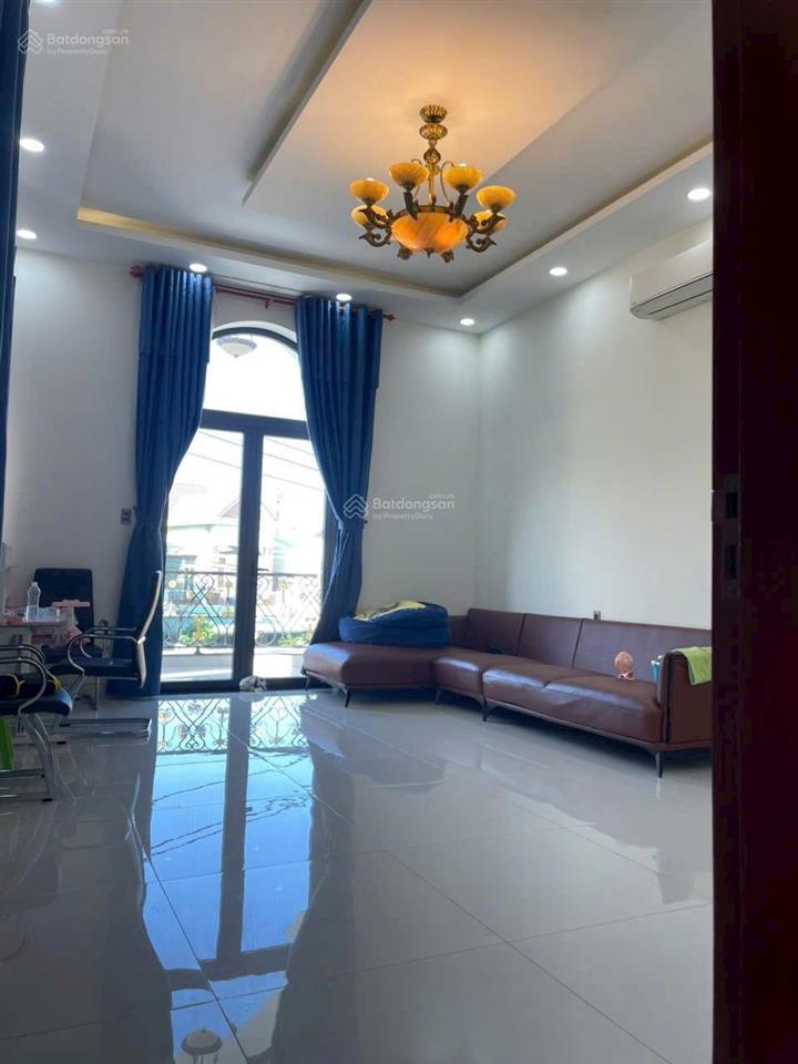 Nhà mt đx042 phú mỹ (phường bình dương  hcm).
nhà 1 trệt 2 lầu pk, 4pn, bếp, sân oto