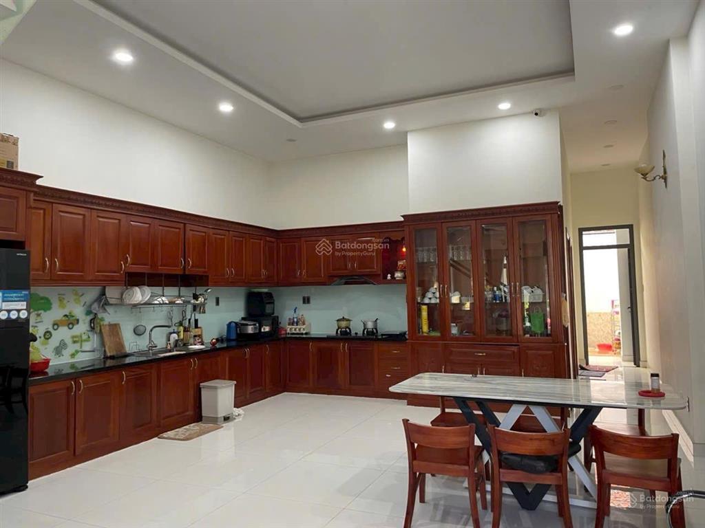 Nhà mt đx042 phú mỹ (phường bình dương  hcm).
nhà 1 trệt 2 lầu pk, 4pn, bếp, sân oto